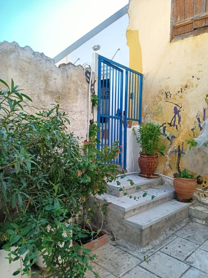 Under The Acropolis, Tiny Room, Big Terrace Athens Exterior photo